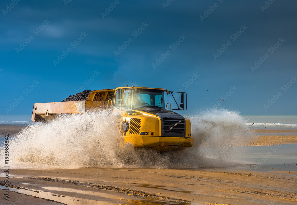 camion de chantier dans l'eau camion de chantier dans l'eau