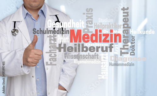 Medizin Cloud Konzept und Arzt mit Daumen hoch