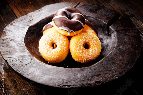 Donuts in holzschale photo