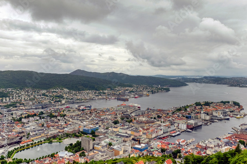 Panorama Blick auf die Stadt Bergen in Norwegen bei typisch grauem Himmel © redaktion93