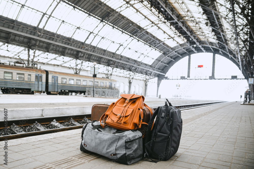 Fototapeta premium torby na stacji kolejowej w pobliżu linii kolejowej