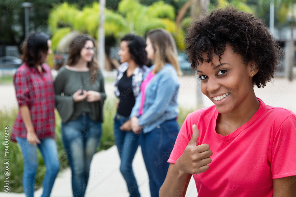 Junge Frau aus Brasilien mit Gruppe Freundinnen Junge Frau aus Brasilien mit Gruppe Freundinnen