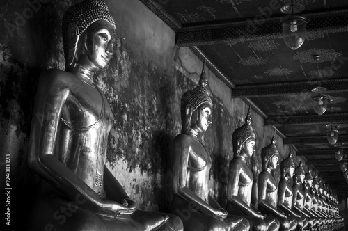 Une serie de statue du Bouddha dans un temple de Bangkok 