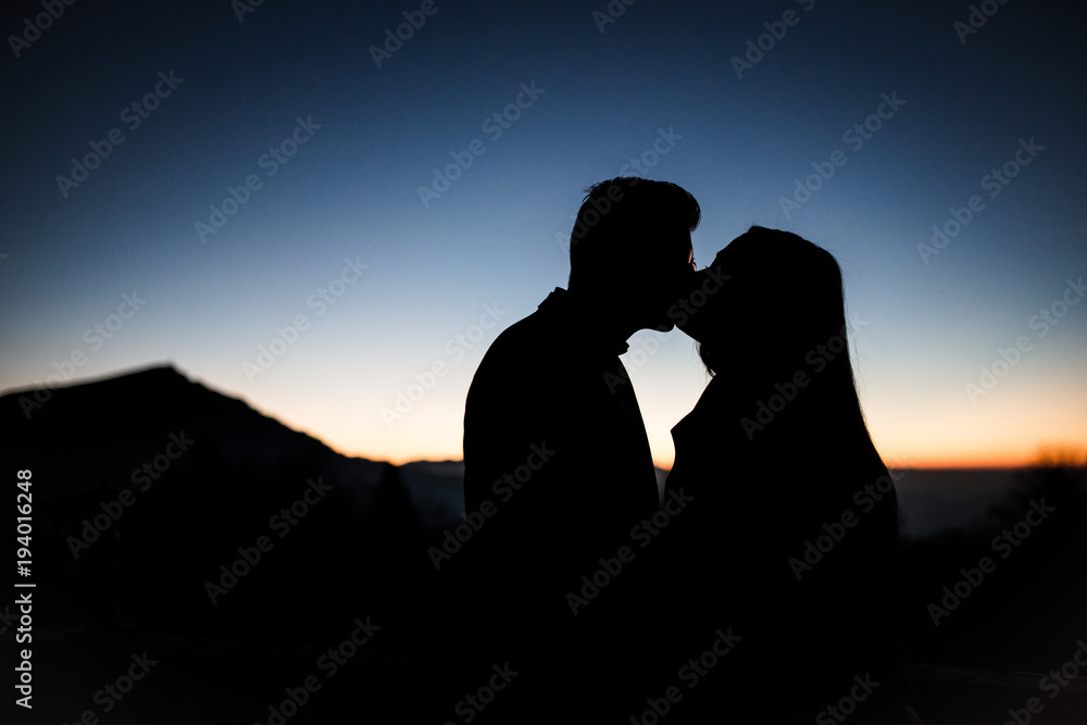 couple kissing silhouette 