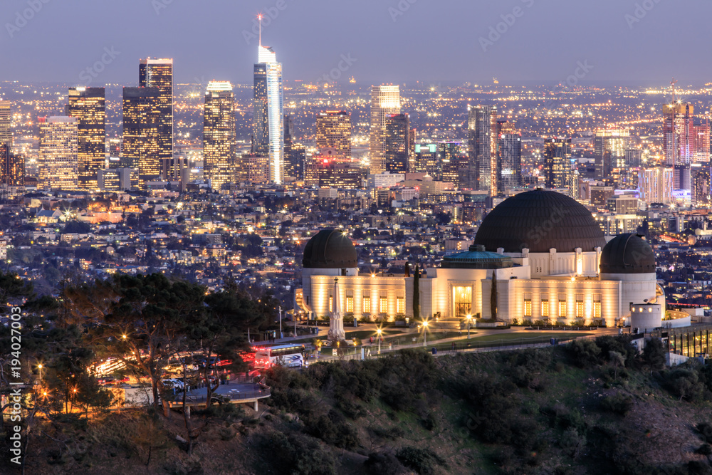 Fototapeta premium Griffith Observatory Park z Los Angeles Skyline o zmierzchu. Zmierzch z widokiem na słynny pomnik i centrum miasta ze Wschodnich Gór Santa Monica. Los Angeles, Kalifornia, USA.
