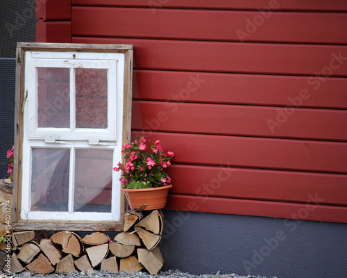 Alter Fensterrahmen als Dekoration an einer Hauswand