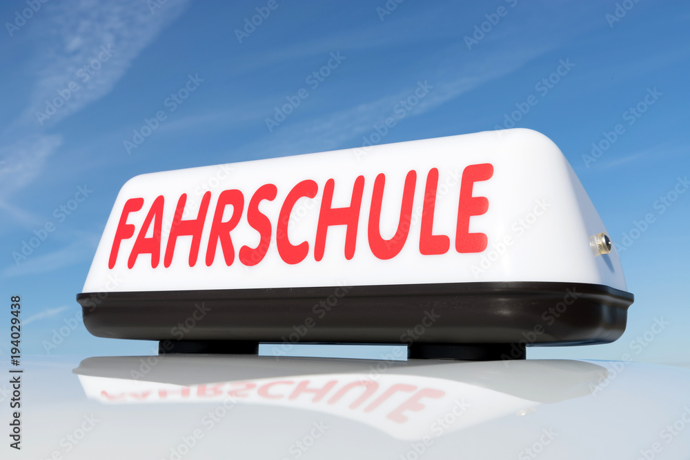 Fotografie Dachschild eines deutschen Fahrschulautos