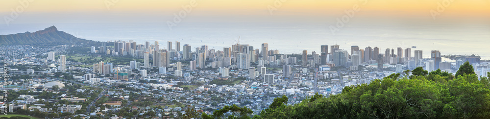 Obraz premium View to Honolulu from Tantalus Lookout at sunset, Oahu, Hawaii