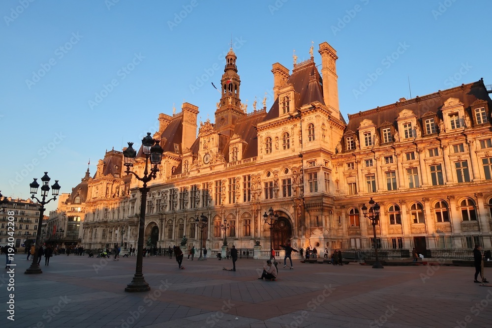 Façade de l’Hôtel de ville de Paris au soleil couchant (France)