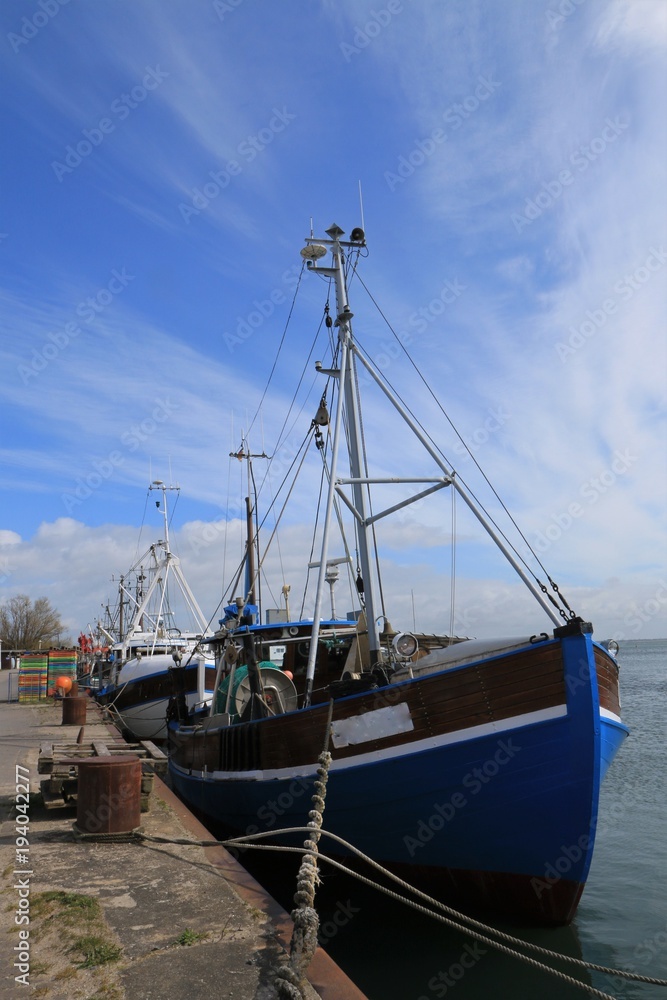 blaues Fischerboot am malerischen Hafen von Vitte auf der Insel Hiddensee, Mecklenburg-Vorpommern