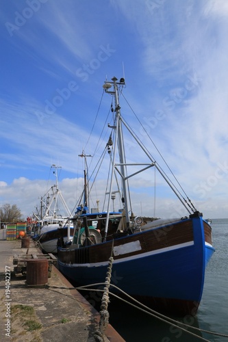 blaues Fischerboot am malerischen Hafen von Vitte auf der Insel Hiddensee, Mecklenburg-Vorpommern