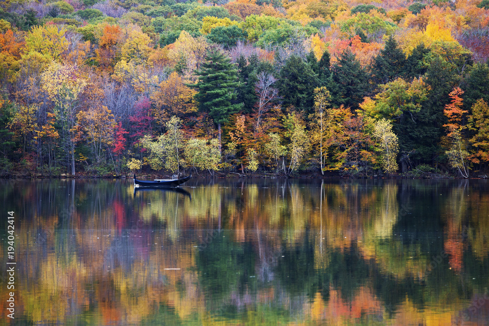 Naklejka premium Kolory jesieni w Quebecu w Kanadzie