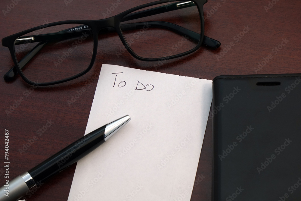 Fototapeta premium scrivania di ufficio con elenco di cose da fare