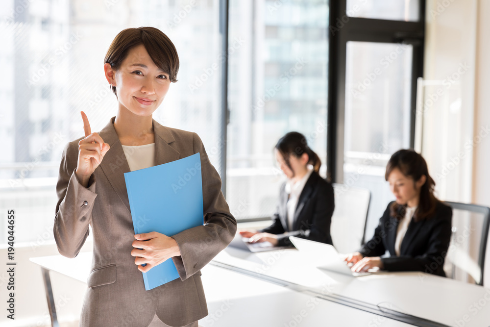 asian businesswomen working in office asian businesswomen working in office