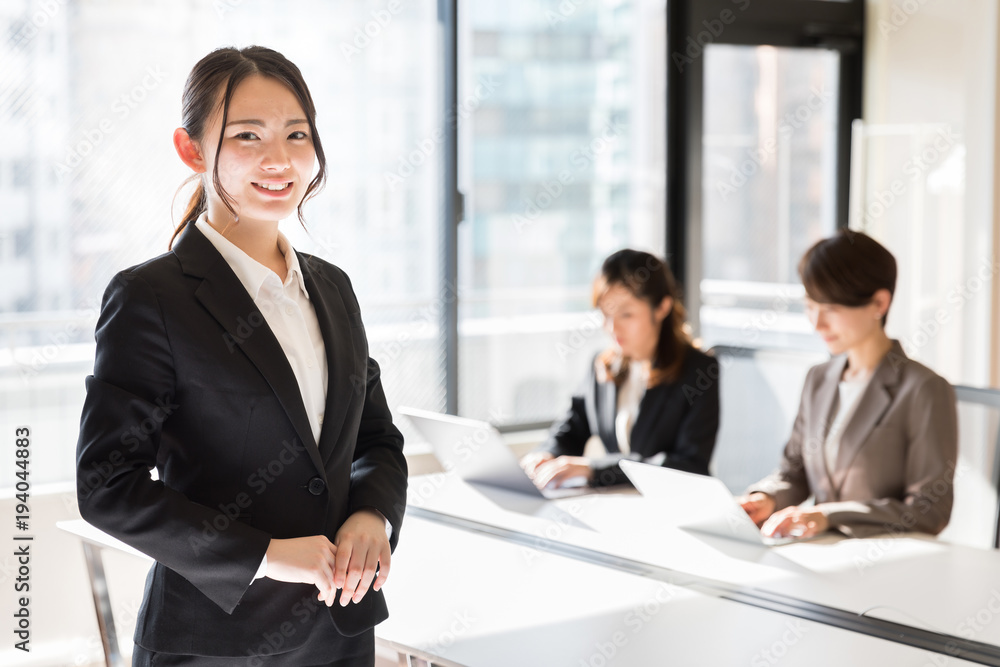 asian businesswomen working in office asian businesswomen working in office