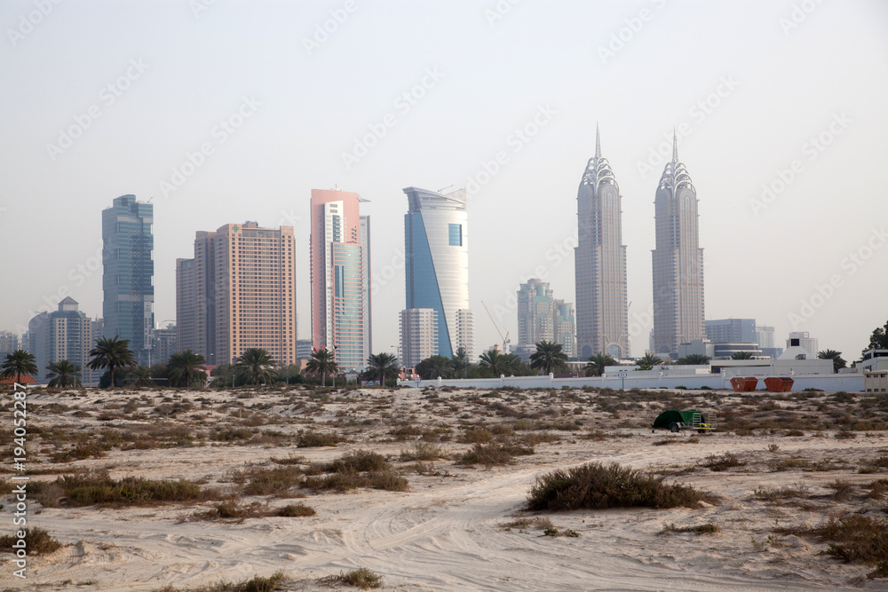 Fototapeta premium DUBAI, UAE - FEBRUARY 2018: A view of Dubai skyscrapers from black palace public beach.