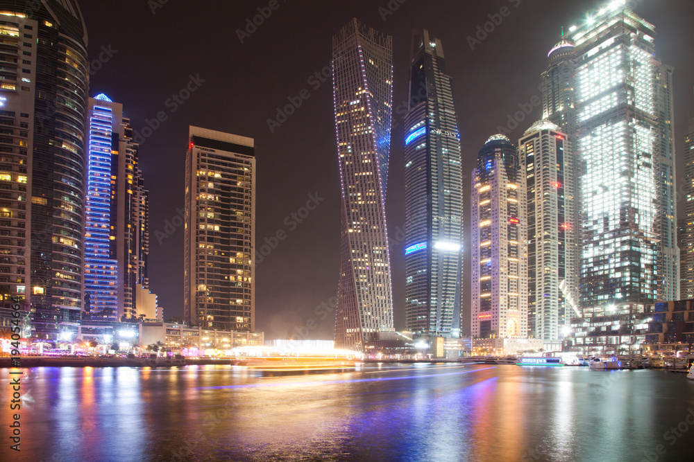 Fototapeta premium Dubaj, Zjednoczone Emiraty Arabskie - luty 2018: Kolorowy wieczór nad kanałem i promenadą w Dubai Marina, Dubaj, Zjednoczone Emiraty Arabskie