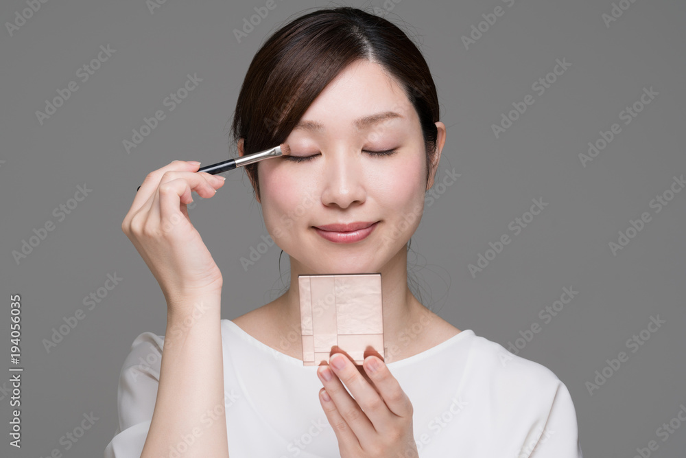 化粧をする女性、アイシャドウ、パレット、コンパクト 化粧をする女性、アイシャドウ、パレット、コンパクト