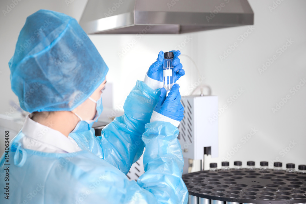 Fototapeta premium Female scientist looking at the scientific sample in the laboratory 