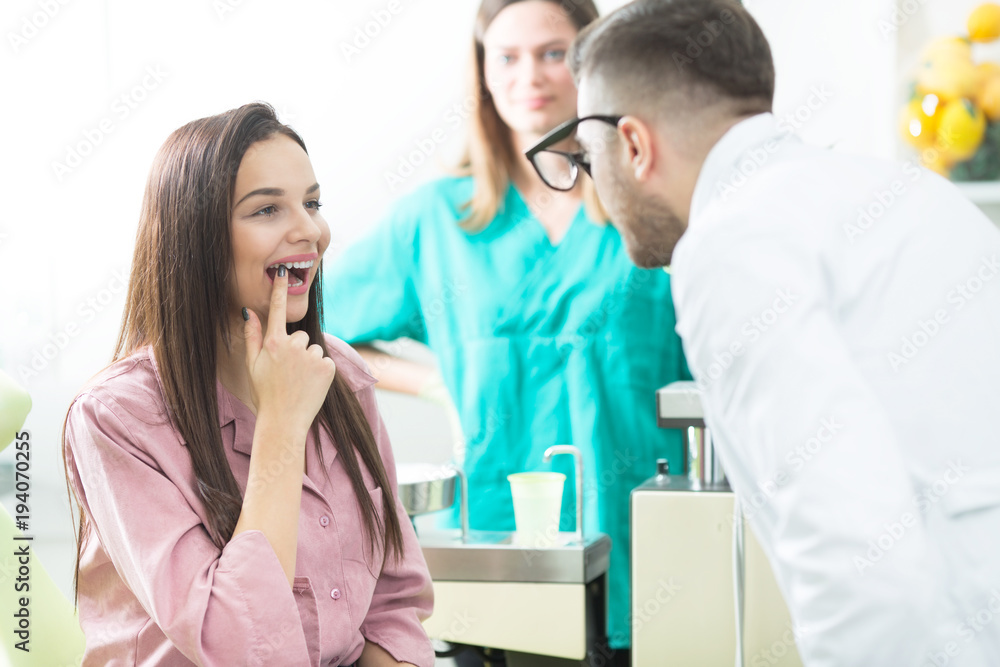 Fototapeta premium Patient and dentist team