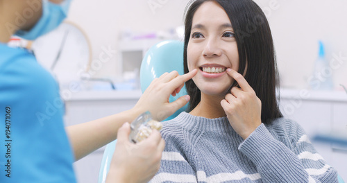 Fotografija Woman talk to dentist in dental clinic