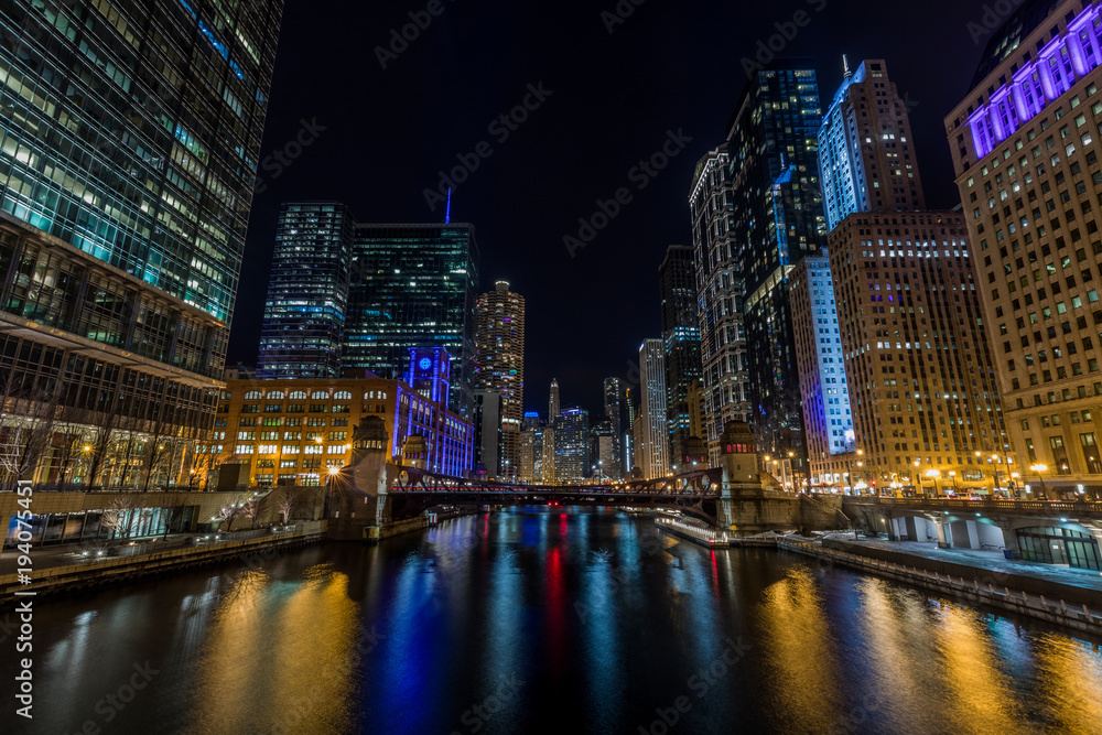 Naklejka premium Chicago w centrum miasta nad rzeką w nocy