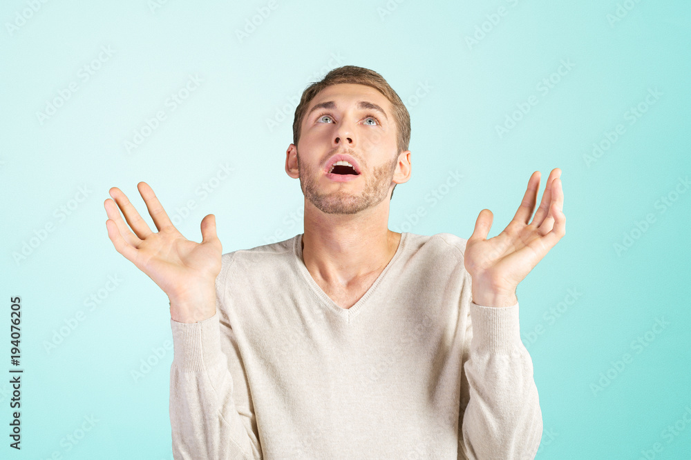 Naklejka premium Young man gesturing ‘I don’t know’