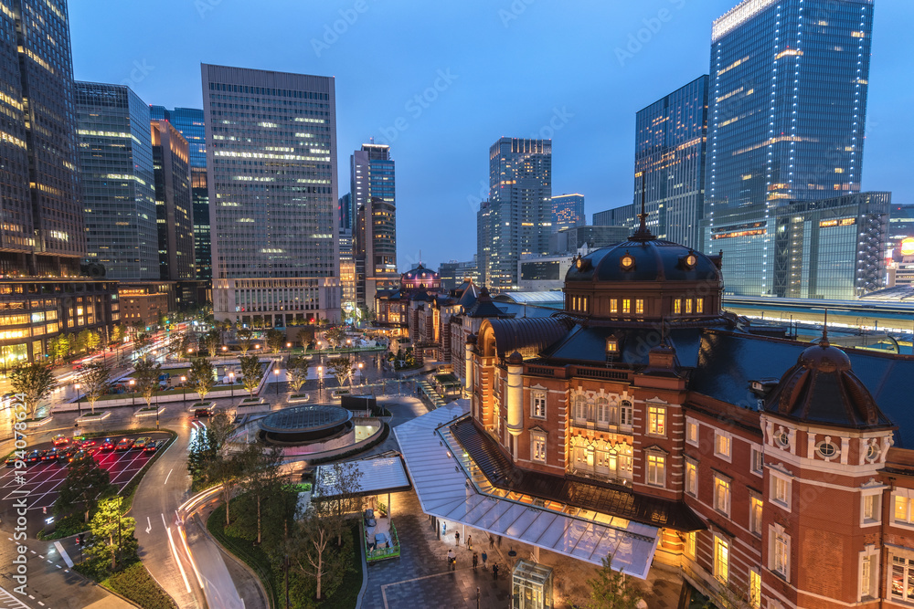 Fototapeta premium Nocna panoramę miasta na stacji Tokio, Tokio, Japonia 4k upływ czasu
