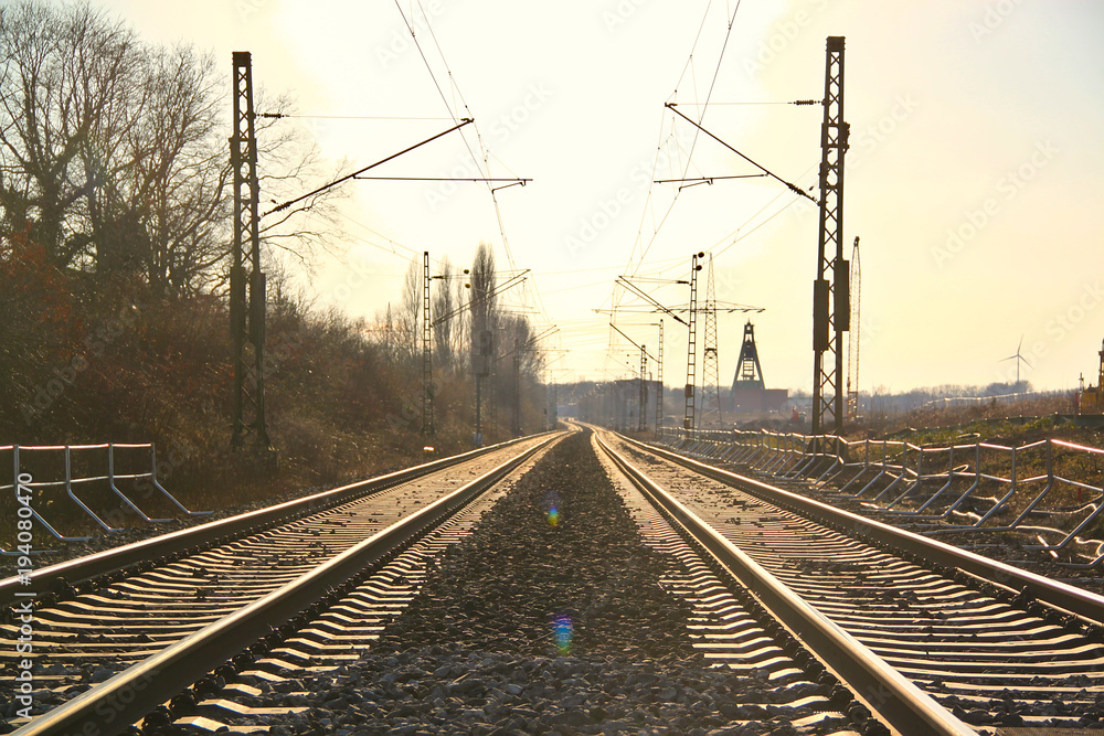 Eisenbahnschienen im Ruhrgebeit Ruhrpott im Sonnenschein Eisenbahnschienen im Ruhrgebeit Ruhrpott im Sonnenschein