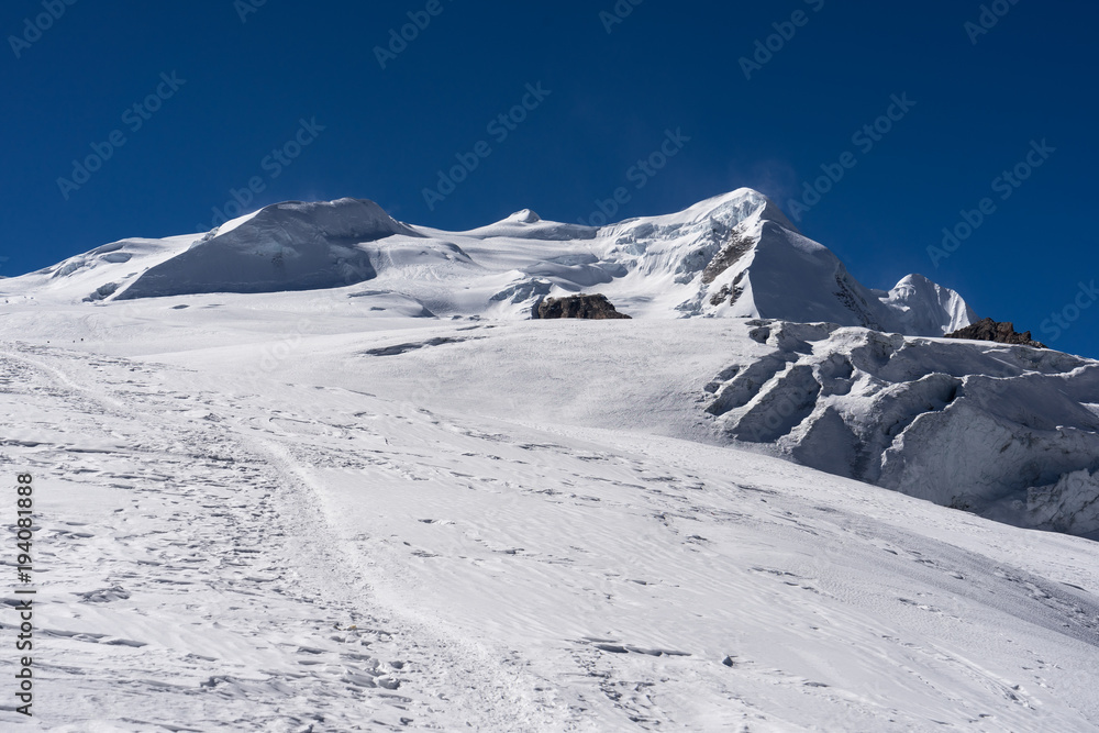 Obraz premium Mera peak behind mera la pass in Mera region, Himalaya mountain range, Nepal