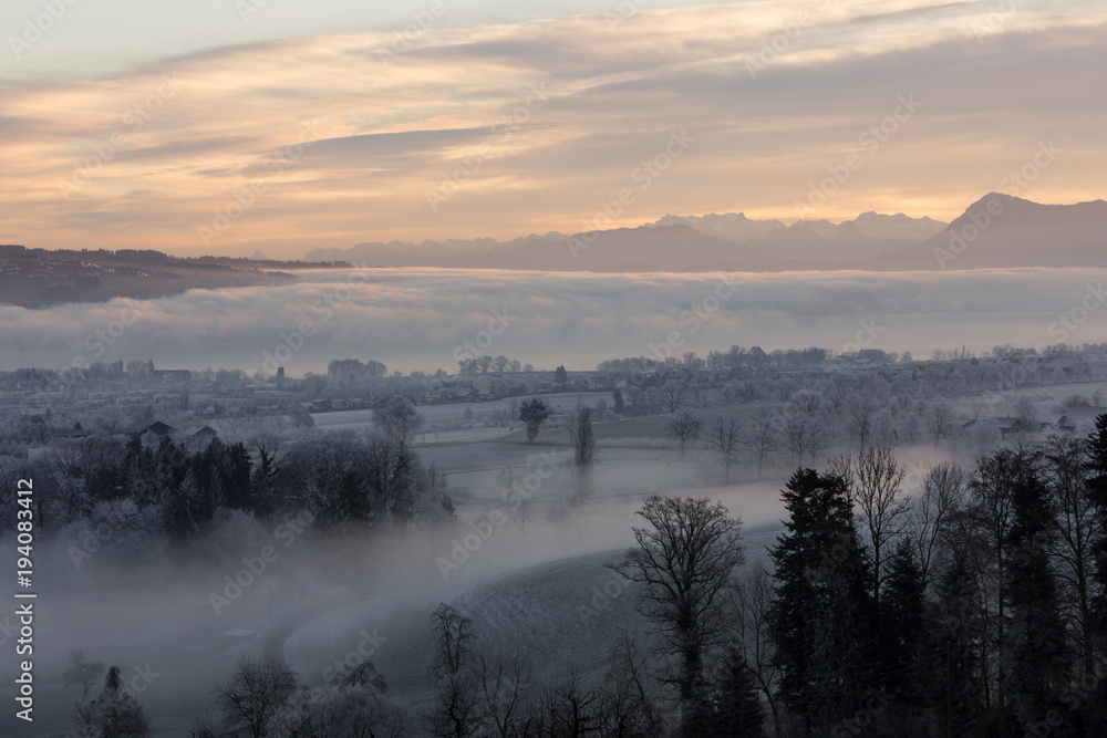 Obraz premium Ice cold winter morning with fog and Mount Rigi in the background during the dawn in Central Switzerland