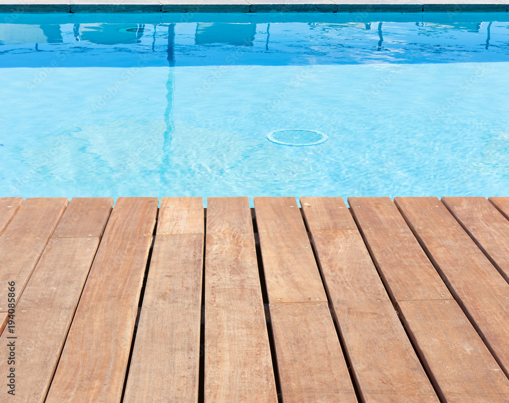 piscine avec plage en bois 