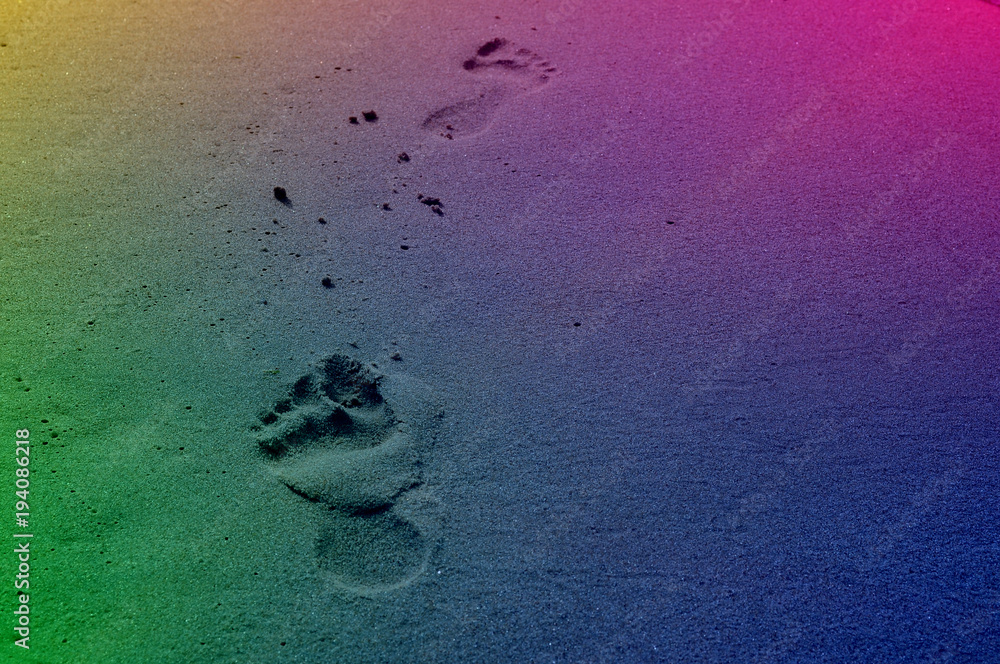 Ślady stóp w kolorach tęczy na plaży. - obrazy, fototapety, plakaty 