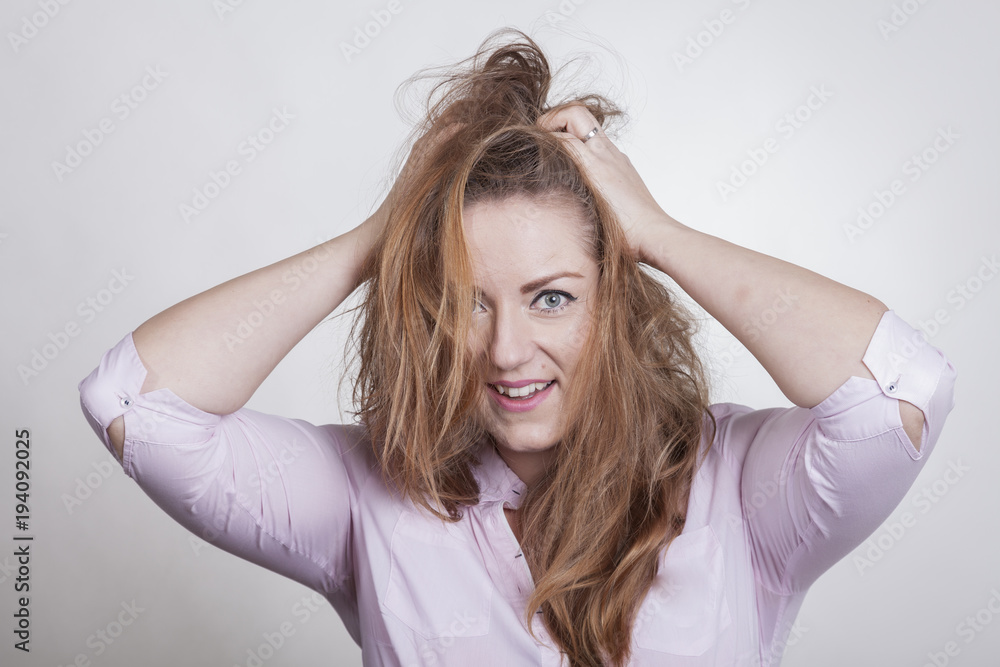 Pummelige Frau mit zerzausten Haaren