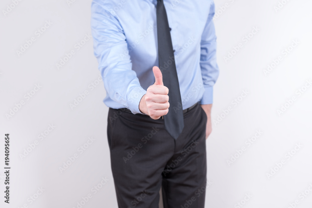 Geschäftsmann mit Daumen hoch und einer positiven Aussage Geschäftsmann mit Daumen hoch und einer positiven Aussage