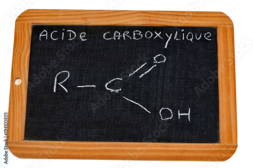 Ardoise sur laquelle est écrit la formule de l'acide carboxylique  photo