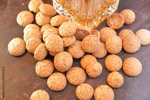 biscotti italiani amaretti con liquore amaretto di saronno