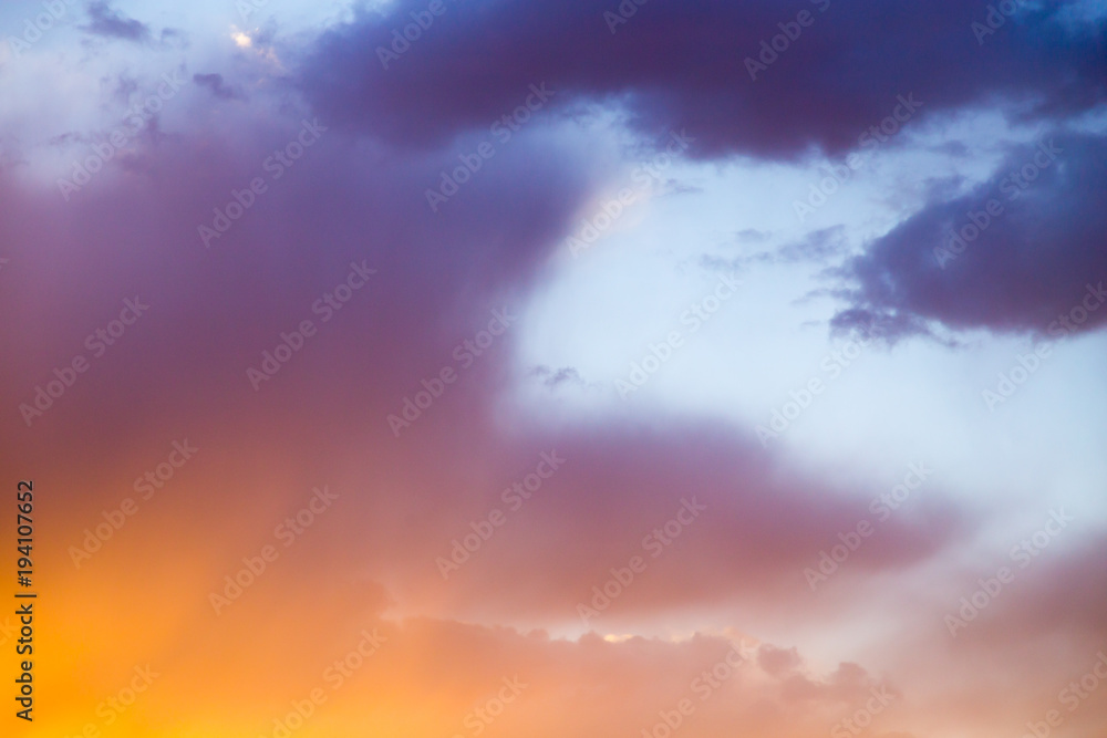 Obraz premium Beautiful clouds in the sky at sunset