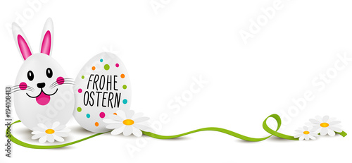 Osterei mit Frohe Ostern - Osterhasen Ei und grünem Band mit Blumen.
