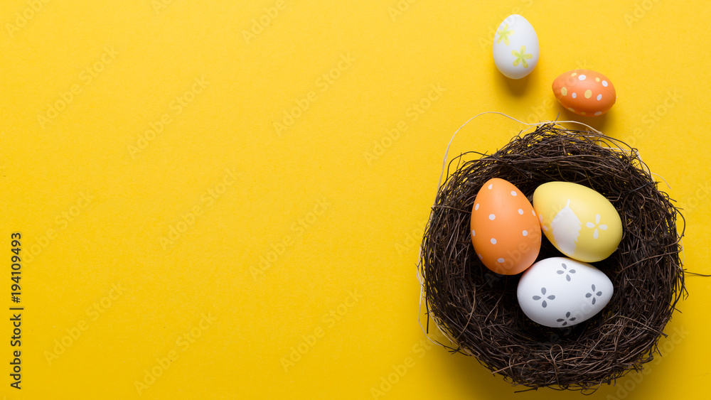 Fotografie Happy easter decoration background, eggs in the nest