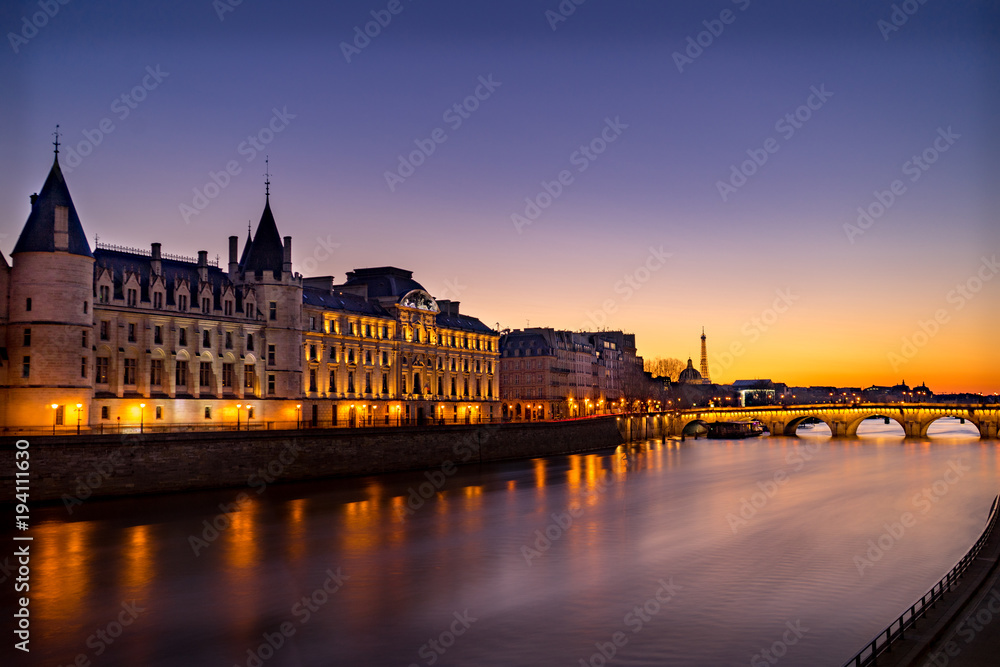 Obraz premium Coucher de soleil sur le Palais de justice