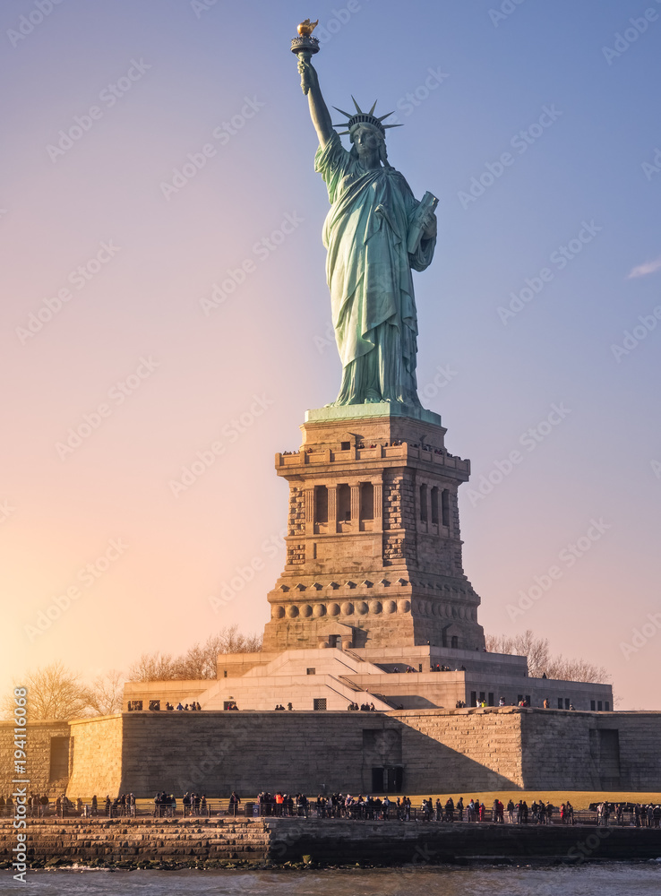 Fototapeta premium estatua de la libertad, al atardecer. New York, USA