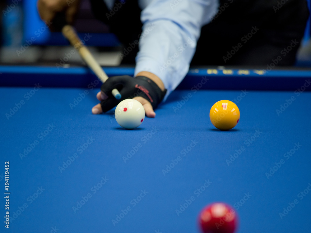 Fotografie Professional hand billiard cue ball hand player