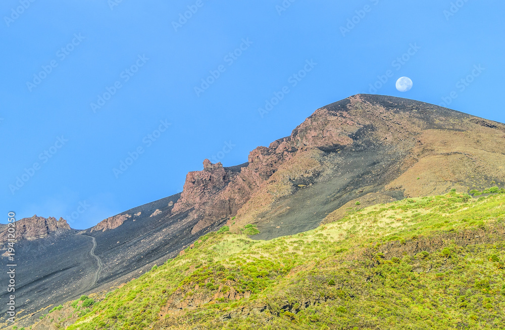 Mond über dem Gipfel des Stromboli Mond über dem Gipfel des Stromboli
