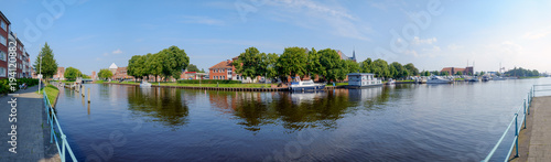 Tablou canvas Teil des Hafens von Emden im Panorama