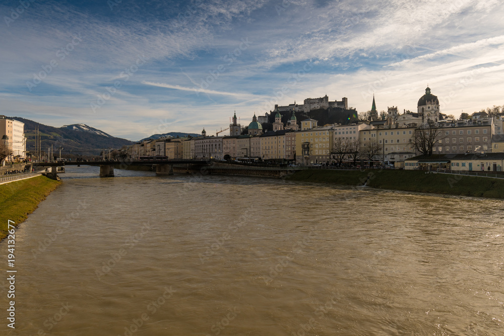 Die Stadt Salzburg an der Salzach an einem Tag im Frühling