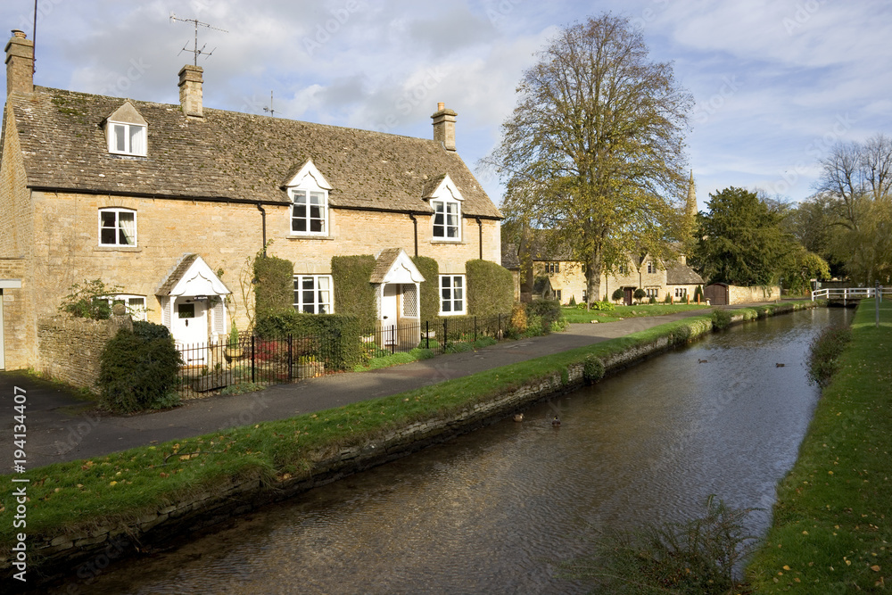 England, Gloucestershire, Cotswolds, Lower Slaughter in autumn, riverside cotswold stone cottages