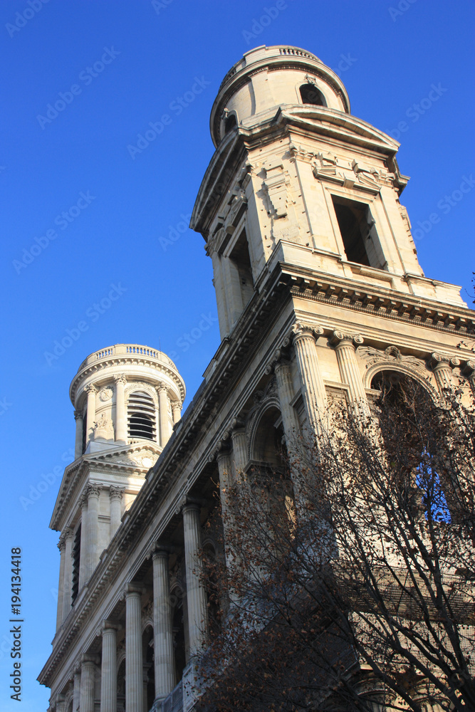 Tours de l'église Saint-Sulpice à Paris, France