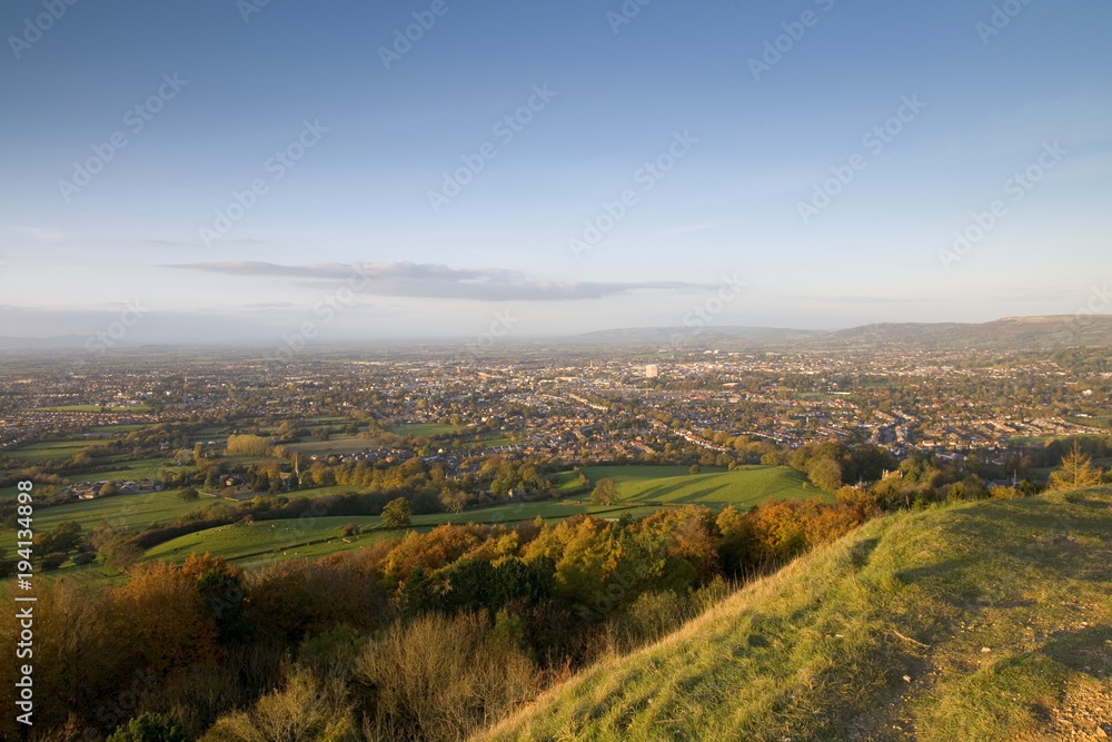 Europe, England, Gloucestershire, Cotswolds, Leckhampton Hill, a couple enjoying the view over Cheltenham in evening sunshine