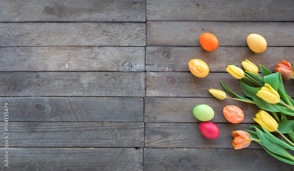 Obraz premium Tulips and colorful easter eggs